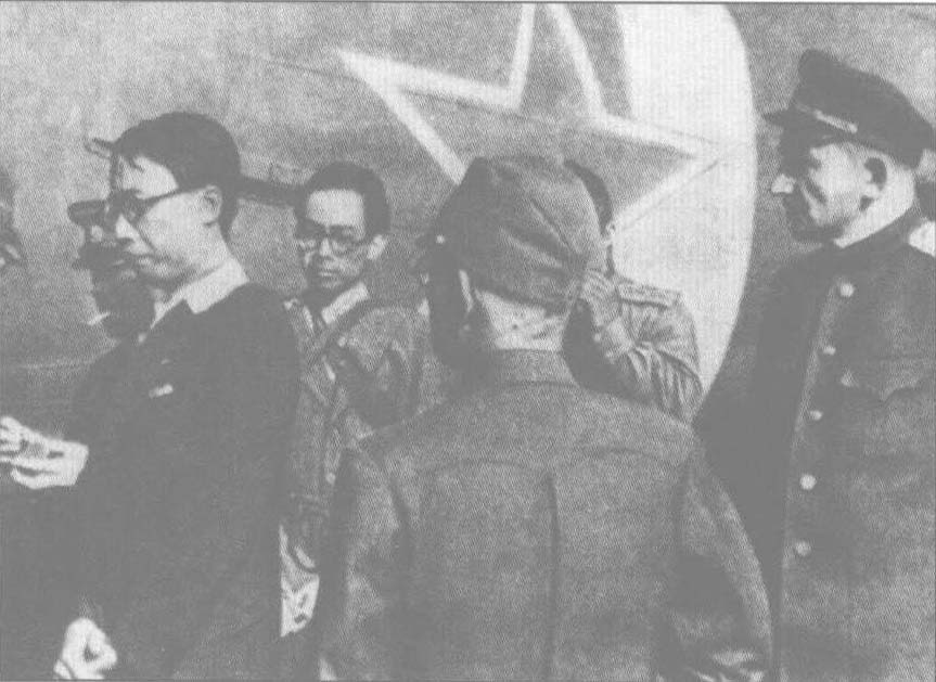 1945年8月19日，“满洲帝国”傀儡皇帝溥仪在沈阳机场被苏军俘获